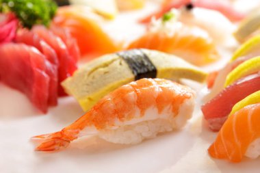 karides nigiri suşi ve ton balığı nigiri suşi nigiri suşi tabağı üzerinde