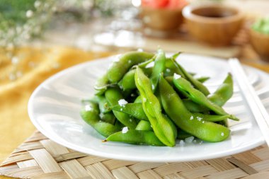 Japon yemeği edamame nibbles, haşlanmış yeşil soya fasulyesi