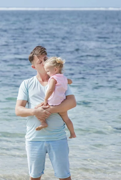 Young father kiss his little daughter at the beach — Stock Photo, Image