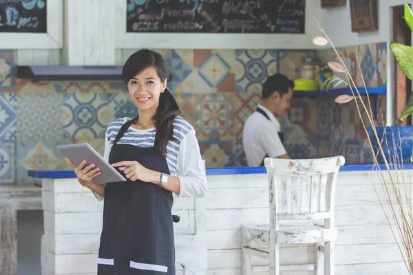 Официантка с цифровым планшетом в кафе — стоковое фото