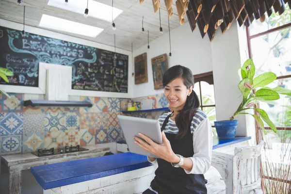 Serveerster met behulp van digitale tablet in café — Stockfoto