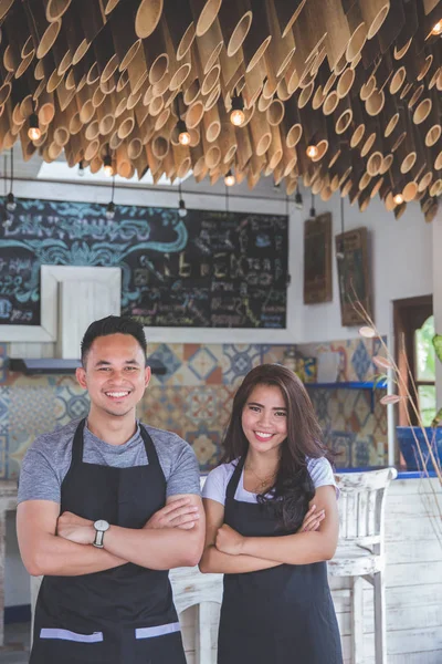 Trabalhador do café sorrindo — Fotografia de Stock