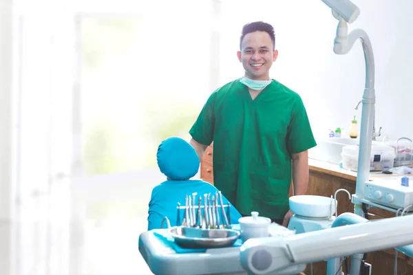 क्लिनिकमध्ये पुरुष दंतचिकित्सक — स्टॉक फोटो, इमेज
