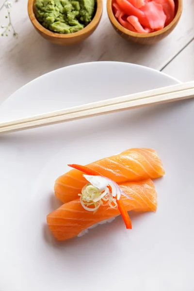 Comida japonesa nigiri sushi de salmão em prato branco — Fotografia de Stock