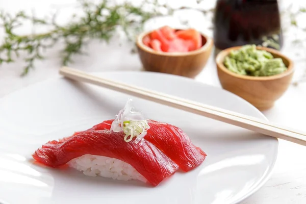 Японская еда суши из тунца нигири на белой тарелке — стоковое фото