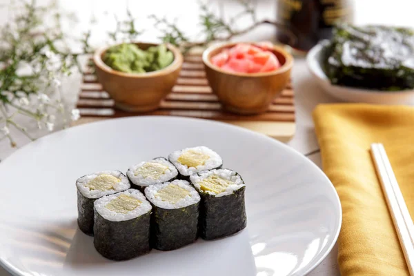 Japán élelmiszer tamago sushi tekercs fehér tányérra — Stock Fotó