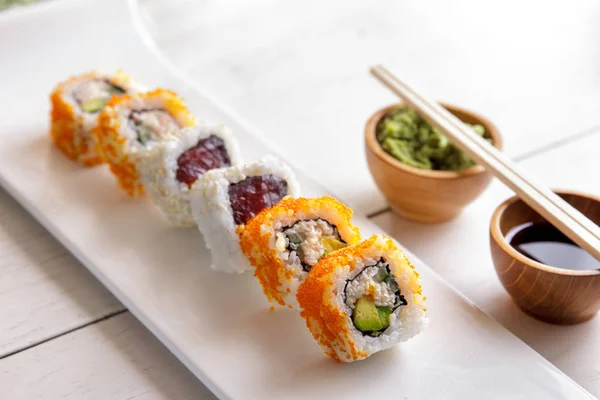 California roll a tuňák, avokádo najet na bílé plotně — Stock fotografie