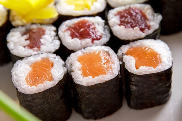 Diverse maki sushi op witte plaat — Stockfoto