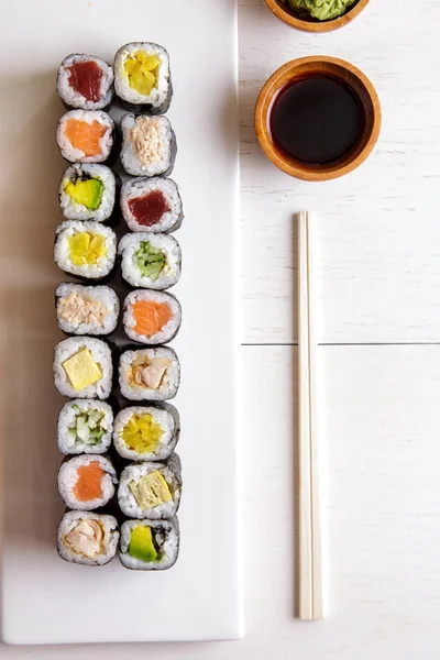 Japonské jídlo mini maki Suši mísa na bílý dřevěný stůl — Stock fotografie