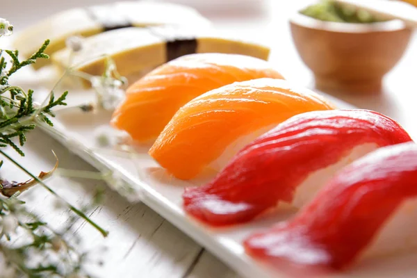 Cucina giapponese nigiri sushi set con wasabi — Foto Stock