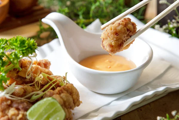 Comida japonesa karage frango grelhado servido com molho de maionese — Fotografia de Stock