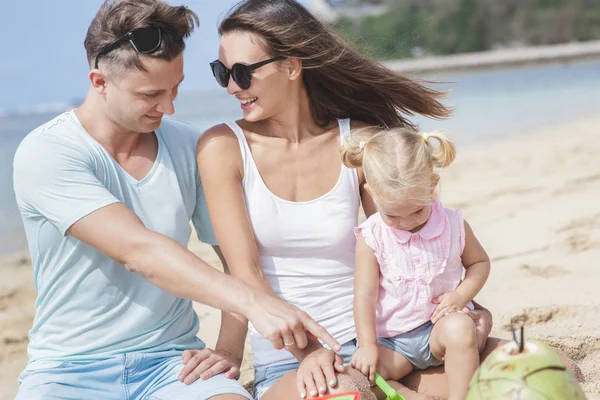 Bonheur de la jeune famille avec leur petite fille — Photo