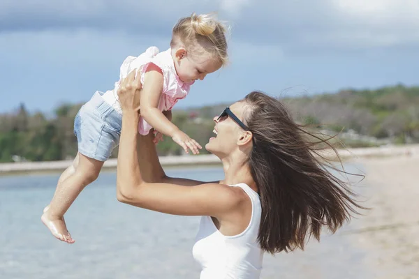 Madre e hija pequeña en la playa —  Fotos de Stock