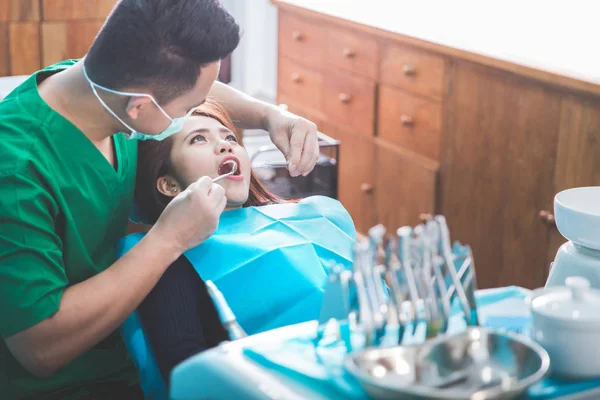 Leczenie w biurze dentysta — Zdjęcie stockowe