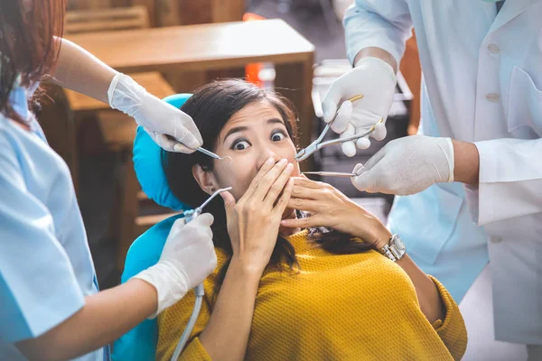 Orvosi kezelés a fogorvos irodájában. ijedt beteg — Stock Fotó