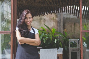 Geçti silah ile duran garson