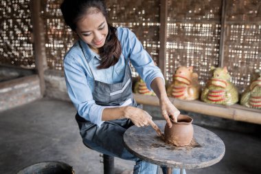 Asyalı kadın yapma vazo 