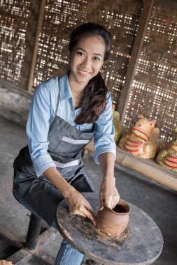 Asyalı kadın yapma vazo 