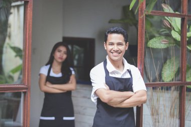 gülümseyen erkek kafe işçi