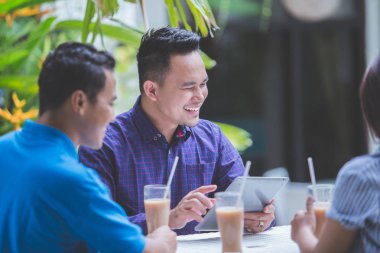 Kafede toplantı üç iş adamları