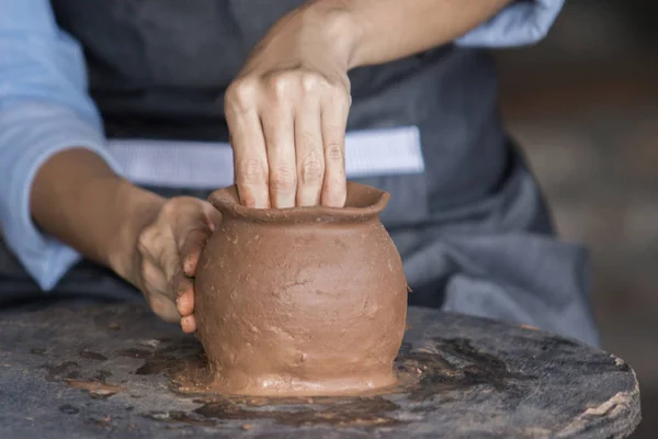 Keramik att göra. hand omvandla lera närbild — Stockfoto