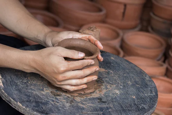 Aardewerk maken. hand transformerende klei close-up — Stockfoto