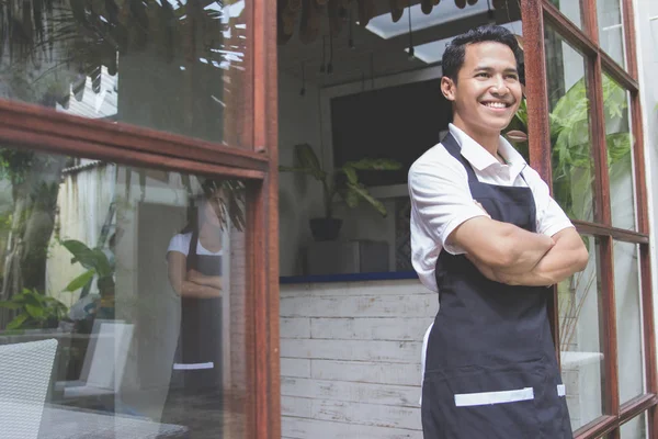 Masculino café trabalhador sorrindo — Fotografia de Stock