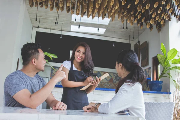 Café arbetare att ta order från kunder — Stockfoto