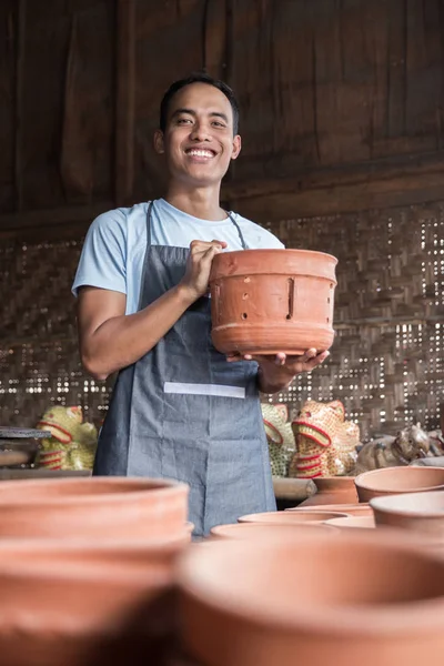 Gülümseyen erkek potter ürün holding — Stok fotoğraf
