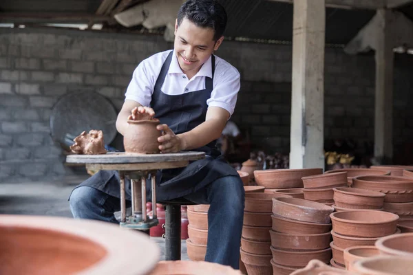 Artesano artista haciendo cerámica — Foto de Stock