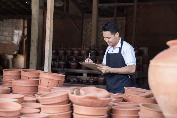Мужчина гончар проверки его керамики продукт — стоковое фото