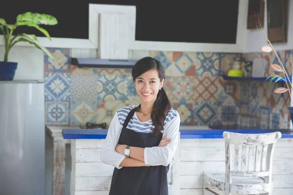 Kelnerka, stojąc z rękami skrzyżowanymi w kawiarni — Zdjęcie stockowe