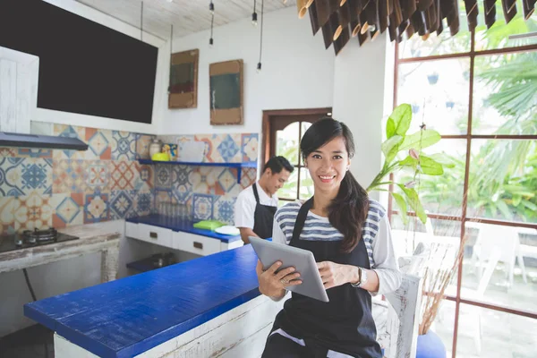 Propietario atractivo café con la tableta — Foto de Stock