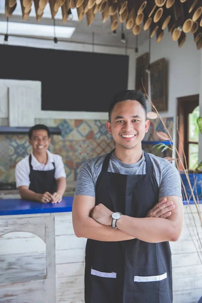 Männliche Café-Mitarbeiter lächeln — Stockfoto