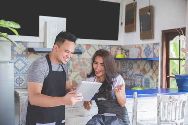 Dos trabajador de la cafetería utilizando la tableta pc — Foto de Stock