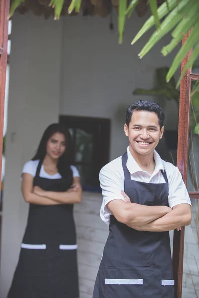 Kellnerin steht mit verschränkten Armen im Café — Stockfoto