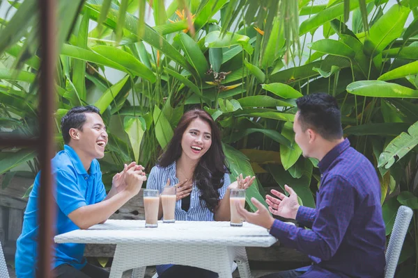 Três empresários que se reúnem no café — Fotografia de Stock