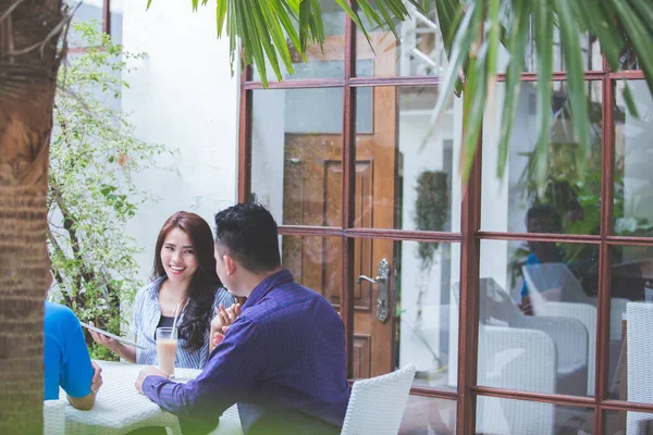 Tiga orang bisnis bertemu di kafe — Stok Foto