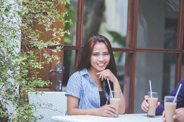 Симпатичная молодая девушка в кафе — стоковое фото