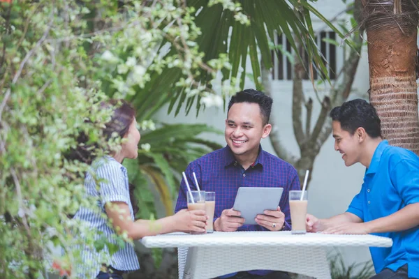 Três empresários que se reúnem no café — Fotografia de Stock