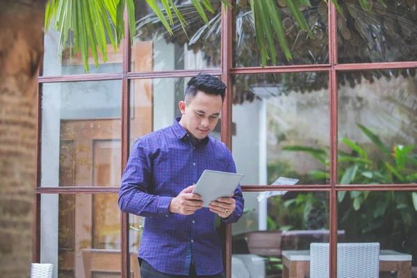 Homem confiante bonito com tablet — Fotografia de Stock