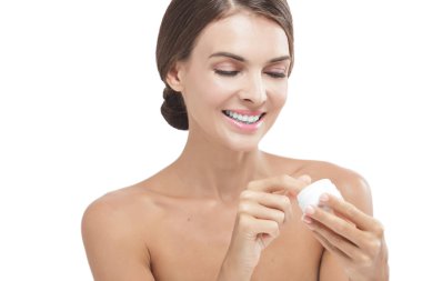 bazı yüz kremi alırken gülümseyen güzel kadın