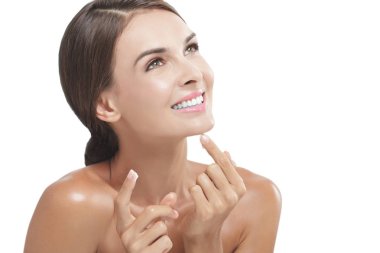 parmaklarının üzerinde bazı yüz kremi ile gülümseyen güzel kadın