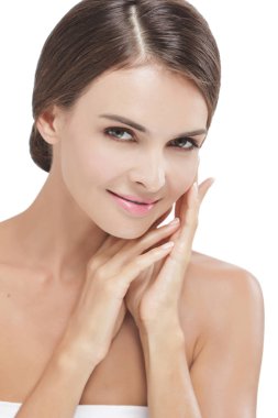 güzel model sağlıklı yumuşak deri yüzüne dokunmak 