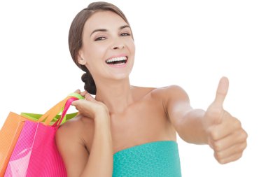 güzel genç kadın alışveriş çantaları taşırken 