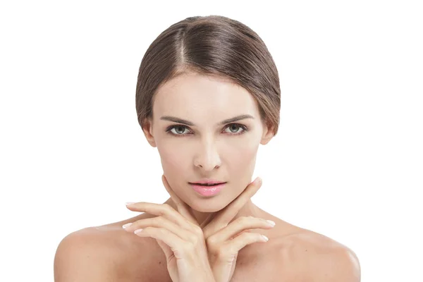 Hermosa modelo con maquillaje natural tocando su cara de piel suave —  Fotos de Stock