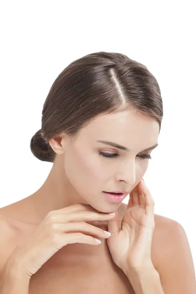 Hermosa modelo con maquillaje natural tocando su cara de piel suave — Foto de Stock