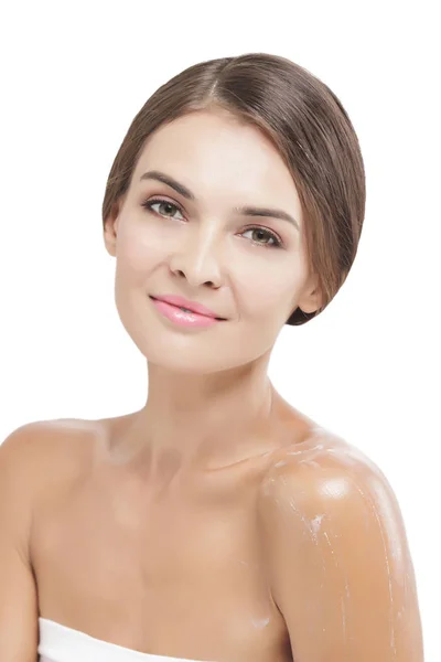 Krásná žena s přírodní make-upu a některé tělové mléko — Stock fotografie
