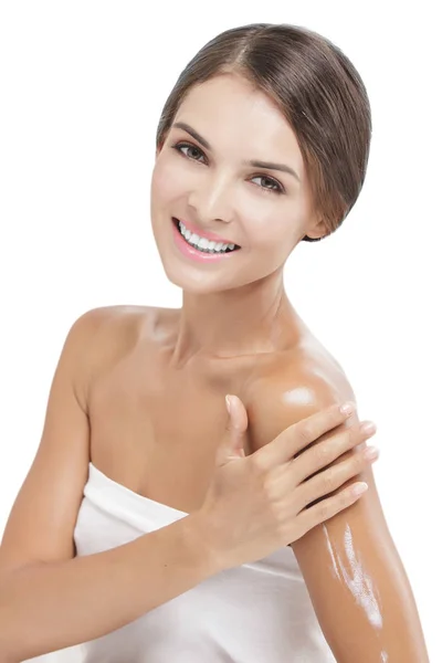 Güzel kadın vücut losyonu gülümseyen süre kollarını için uygulama — Stok fotoğraf