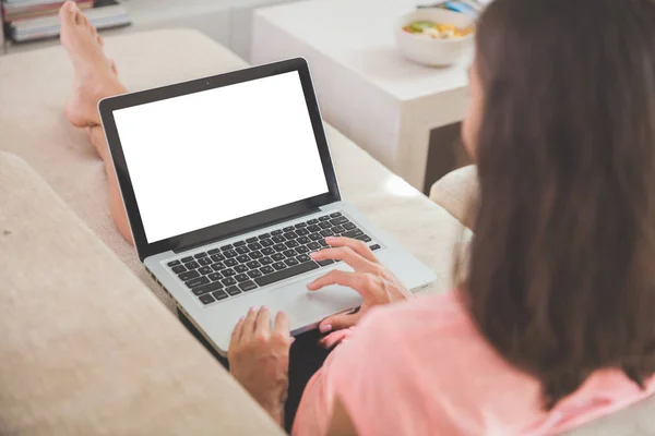 Ung kvinna som använder laptop hemma — Stockfoto